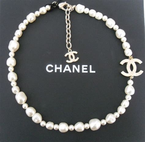 chanel logo necklace with pearls.